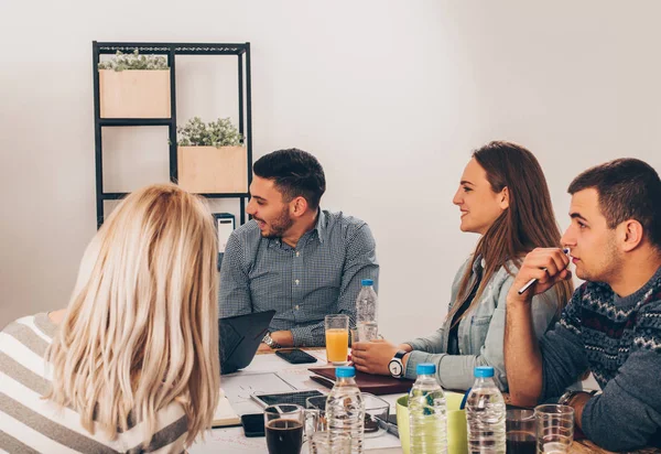 Les Gens Affaires Ont Une Conversation Dans Bureau — Photo