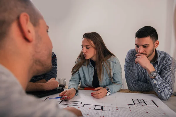 Onderhandelen over het architectonisch plan, bespreken van de voordelen en — Stockfoto