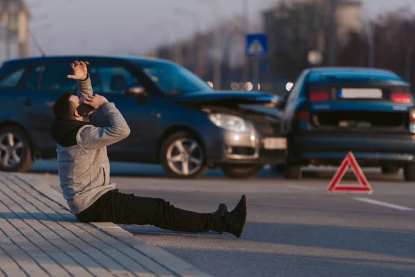 Mann Wirkt Nervös Nach Autounfall Auf Der Straße — Stockfoto