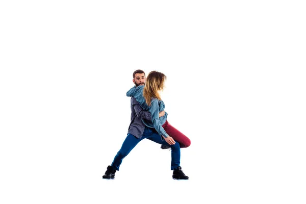 Człowiek i jego dziewczyna robi breakdance — Zdjęcie stockowe
