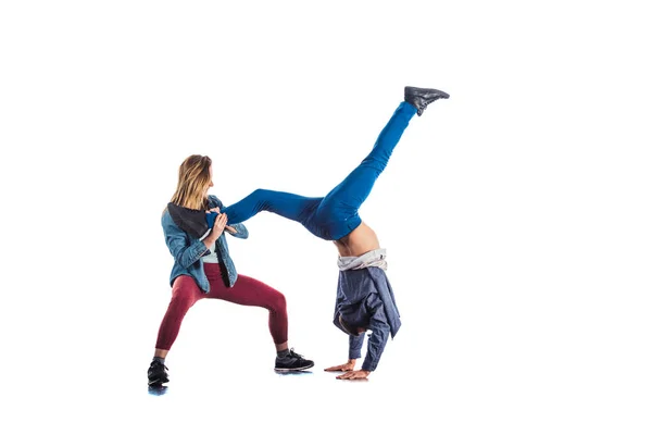 Hombre fuerte haciendo handstand — Foto de Stock