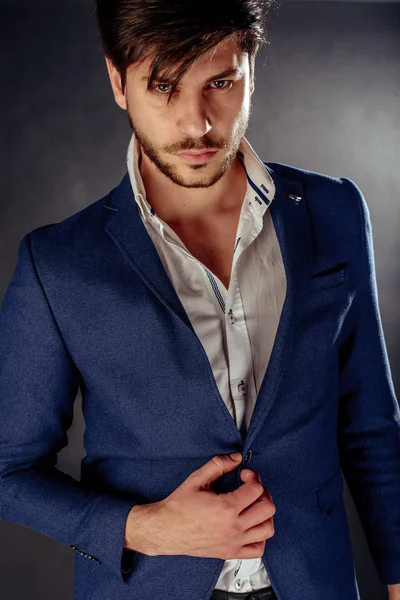 Portret van jonge mannelijke volwassene in blauw pak — Stockfoto