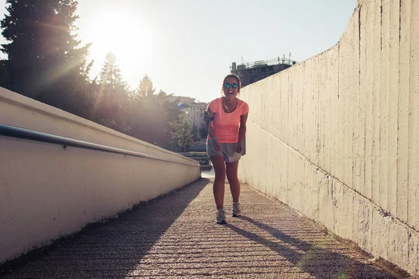 年轻姑娘穿着运动服在市中心慢跑 — 图库照片