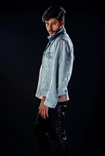 Porträtt av unga manliga vuxna i jeans jacka — Stockfoto