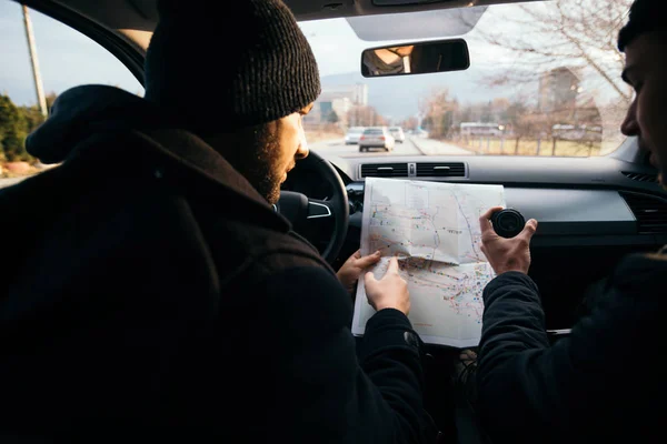 Deux voleurs regardant une carte et planifiant leurs prochains voleurs, l'un — Photo