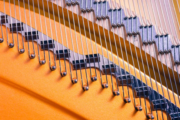 Het interieur van een zwarte piano met al zijn Details hamers, Stri — Stockfoto