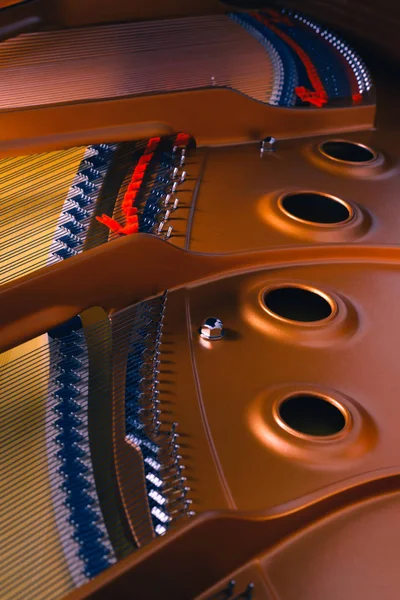 The interior of an black piano with all its details hammers,stri — Stock Photo, Image