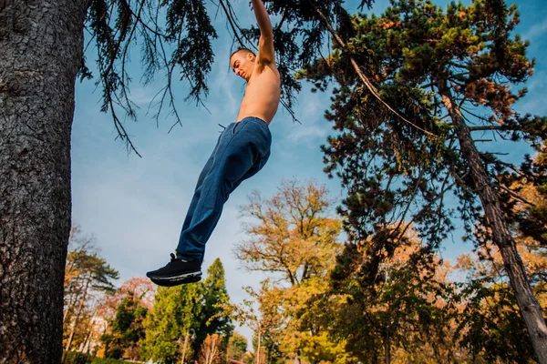 斯波蒂 · 帕克（英语：Sporty Parkour）在大自然中做反转跳跃 — 图库照片