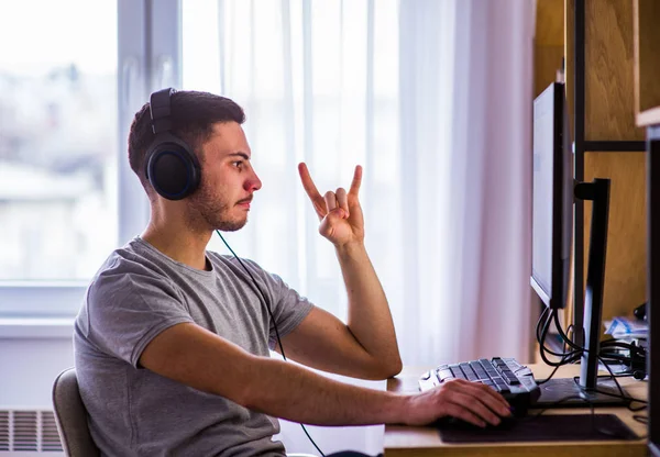 Erwachsener Mann hinter einem Tisch mit Computer — Stockfoto