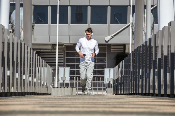 Muscoli uomo che corre attraverso la strada urbana — Foto Stock