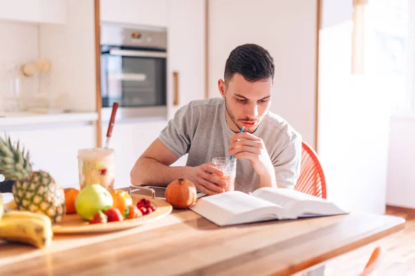 Jovem forte saudável lendo um livro no início da manhã whi — Fotografia de Stock