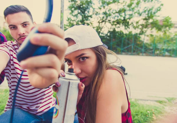 Tres Amigos Están Bromeando Divirtiéndose Con Spray Lugar Urbano — Foto de Stock