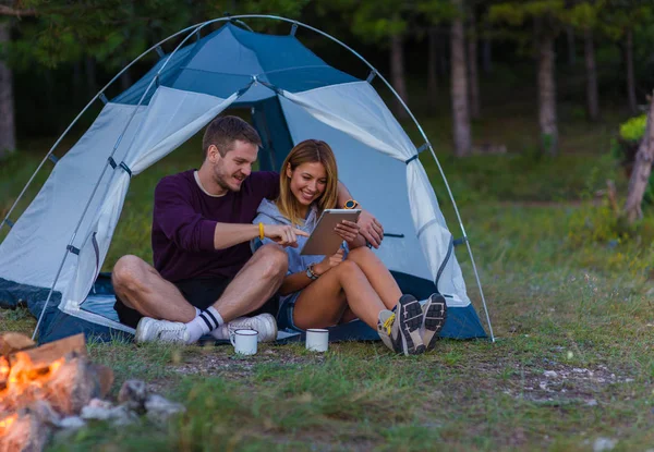 Unga par dricka kaffe, njuta av utsikt över bergen och che — Stockfoto