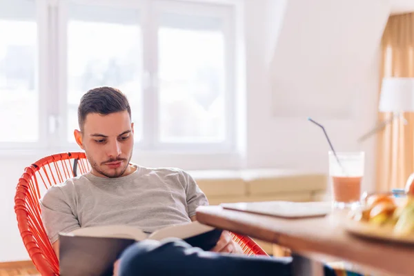 Gesunder starker junger Mann liest frühmorgens ein Buch — Stockfoto