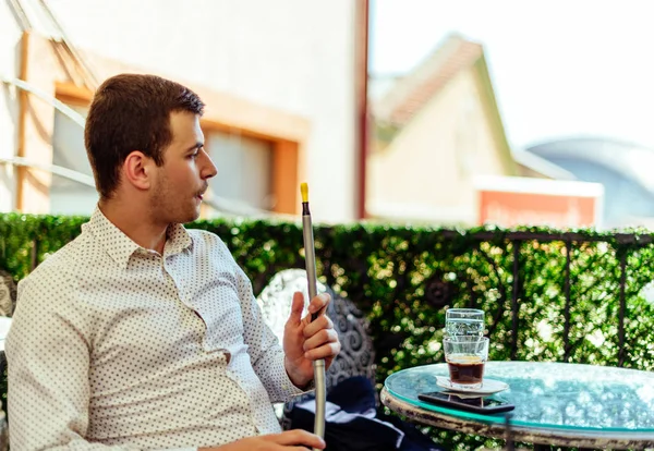 Geschäftsmann chillt auf Balkon, während er Shisha raucht — Stockfoto