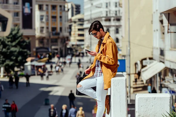 Homem elegante com pasta descansando no lugar urbano — Fotografia de Stock