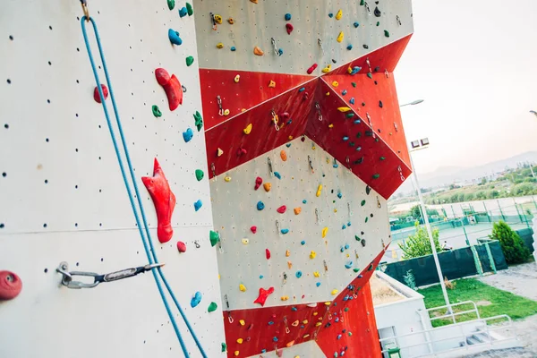 Pared de escalada con puntos de apoyo coloridos —  Fotos de Stock