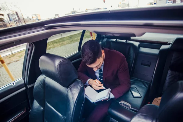 Geschäftsmann in einer Limousine — Stockfoto