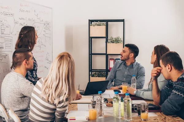 Collega 's met een presentatie — Stockfoto