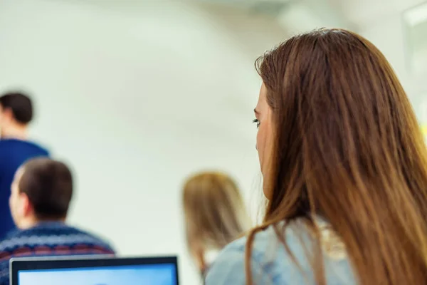 Student erklärt einen Vortrag — Stockfoto