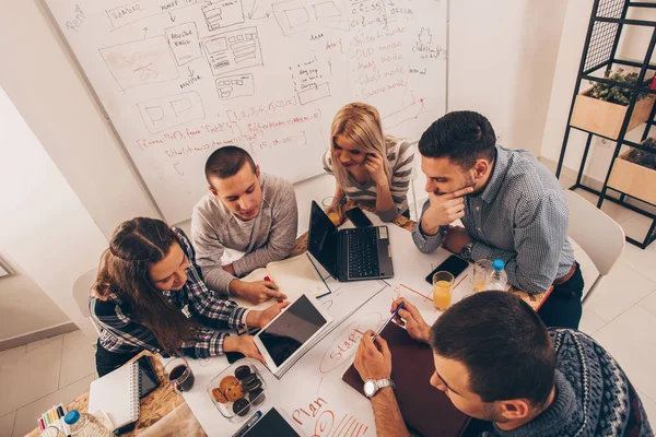 Empresarios modernos en la habitación — Foto de Stock