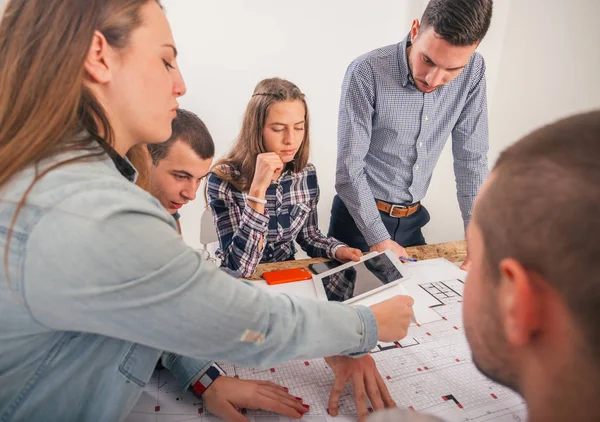 Grupo de jóvenes emprendedores planificar y discutir la forma en que el debe —  Fotos de Stock