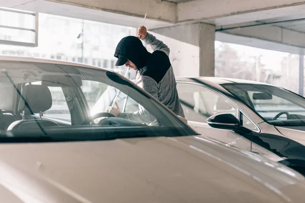 Voleur cambriolant une voiture — Photo