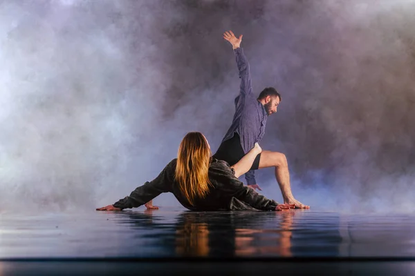 Pareja de danza sin zapatos realizando múltiples movimientos de baile únicos en —  Fotos de Stock