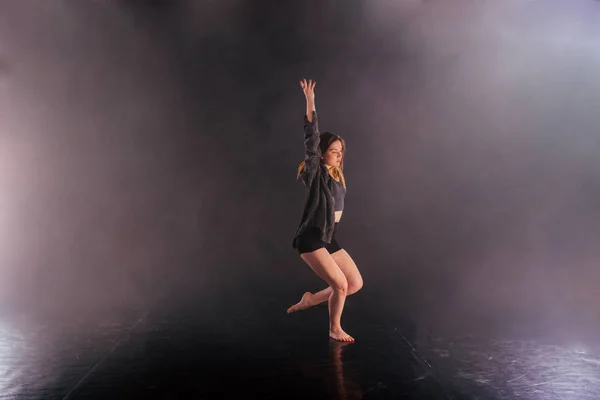 Shoeless danse féminine montre ses mouvements de danse d'art moderne tout en — Photo