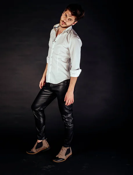 Casual guapo hombre en una camisa blanca — Foto de Stock