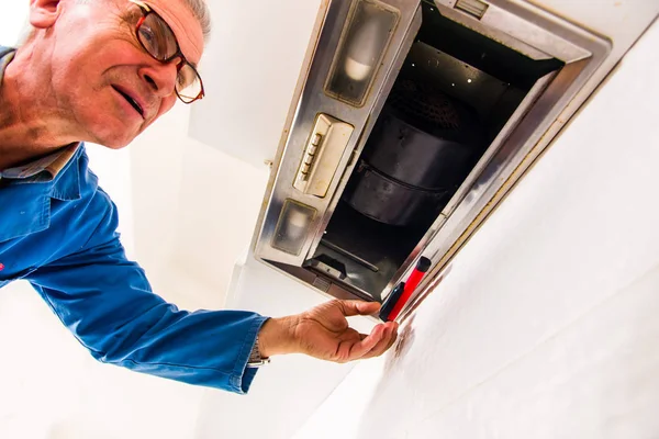 Trabajador Senior Está Trabajando Cocina Fijación Ventilación —  Fotos de Stock