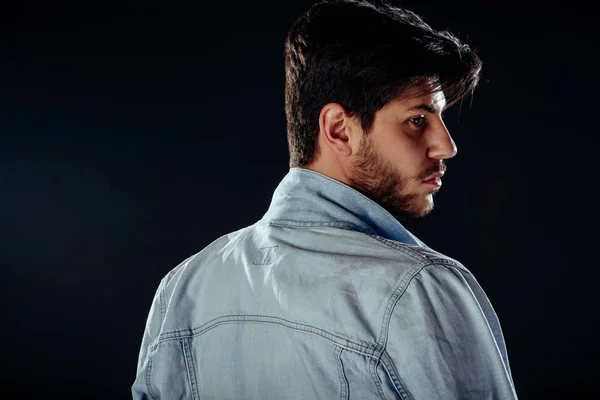 Retrato Hombre Negocios Joven Guapo Apoyado Sobre Fondo Negro Pared —  Fotos de Stock