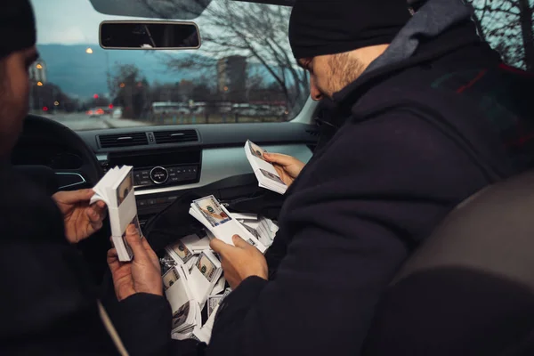 Después del robo exitoso del banco, los ladrones están sentados en th — Foto de Stock