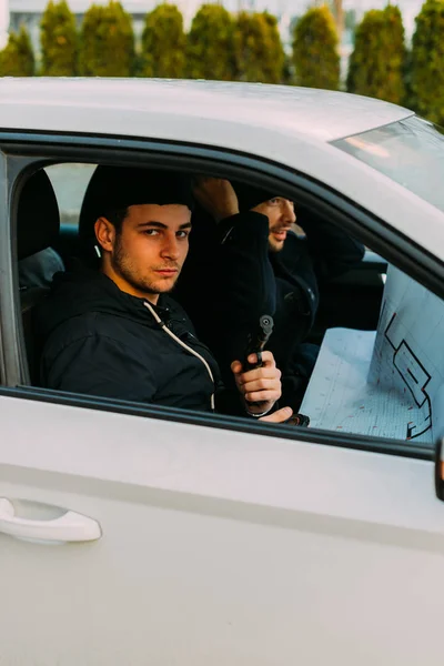 Diebe parkten in einem wartenden Auto, während sie ihr Ziel beobachteten — Stockfoto