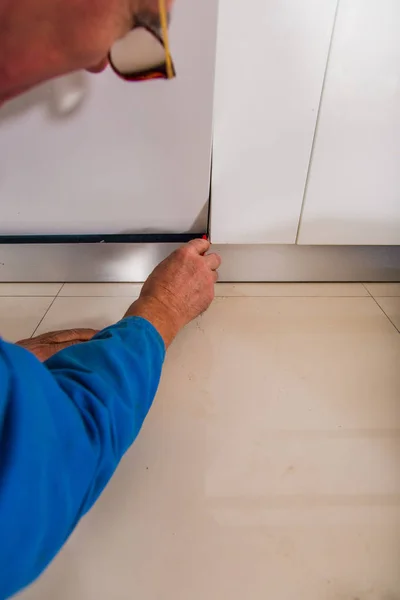 Trabajador Senior Está Abriendo Lavavajillas Con Destornillador — Foto de Stock