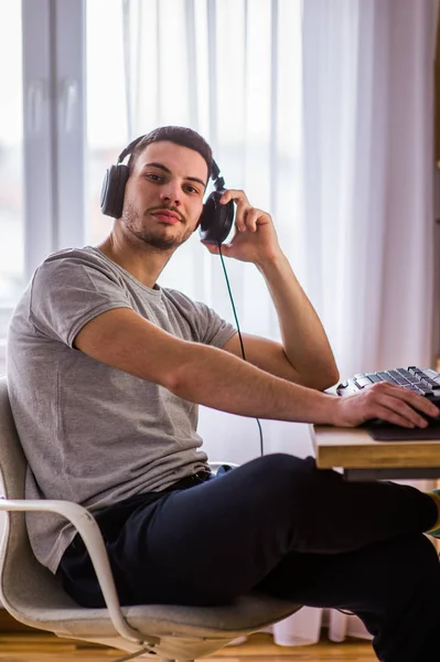 Fröhlicher Mann Hause Der Den Für Die Arbeit Nutzt — Stockfoto