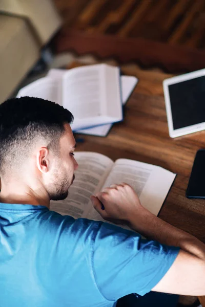 Hombre Aprendiendo Casa — Foto de Stock