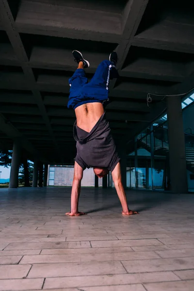 Young man exercising handstand at urban place — Stock Photo, Image