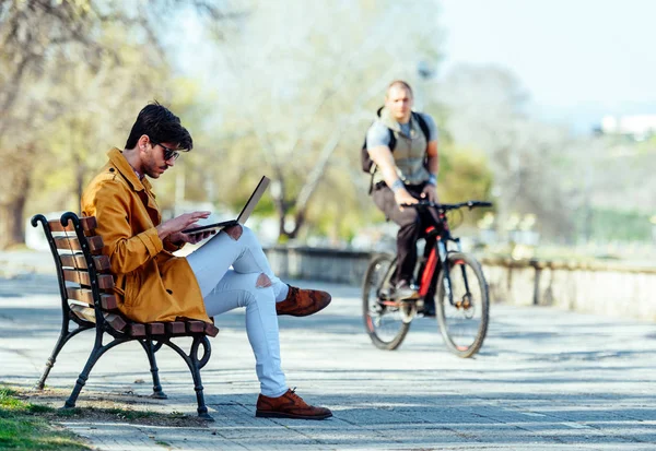 Gebildeter Geschäftsmann im Park — Stockfoto