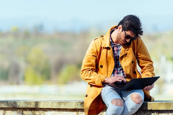 Großstädtischer Geschäftsmann blickt auf seinen Laptop — Stockfoto