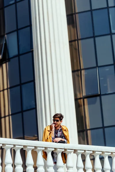 Retrato de atractivo hombre de negocios de pie fuera y con m — Foto de Stock