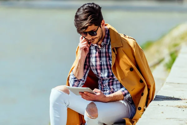 Moderner Geschäftsmann mit Blick auf sein Handy — Stockfoto