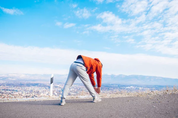 Fit hommes masculins étirant le matin et se préparant pour ex — Photo