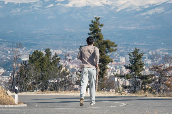 Man jogging på motorvägen — Stockfoto