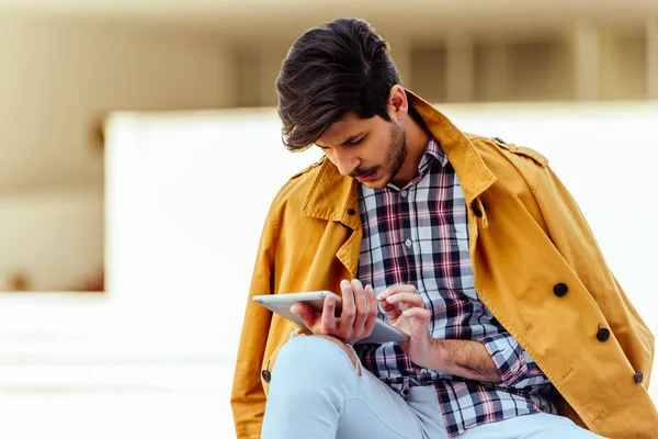 Homem de negócios moderno com olhar em seu tablet — Fotografia de Stock