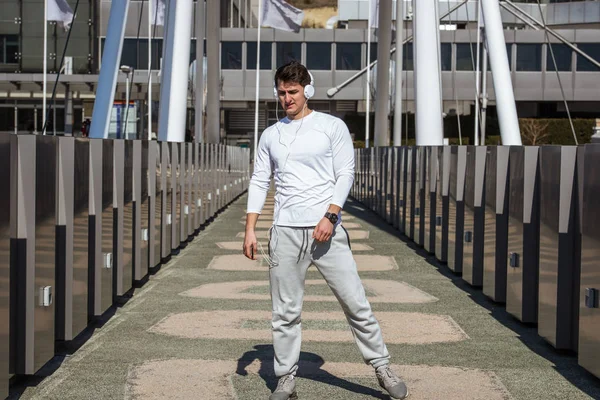 Hombre deportivo estirando los músculos antes del ejercicio — Foto de Stock