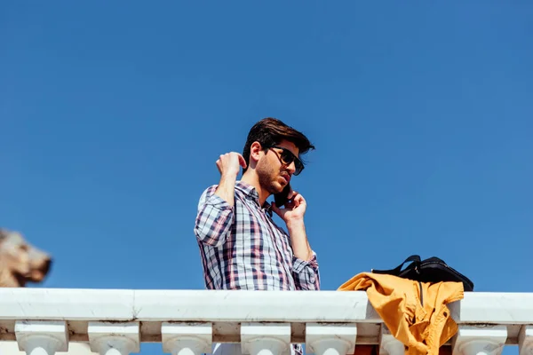 Stilvoller Mann mit Handy auf städtischem Platz — Stockfoto