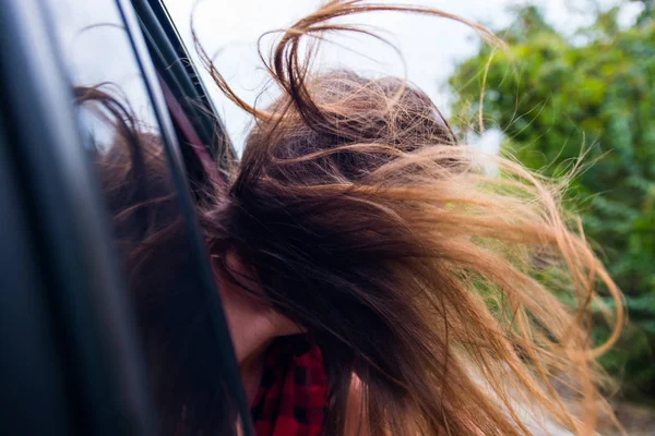 車のドライブで楽しむ女の子 — ストック写真