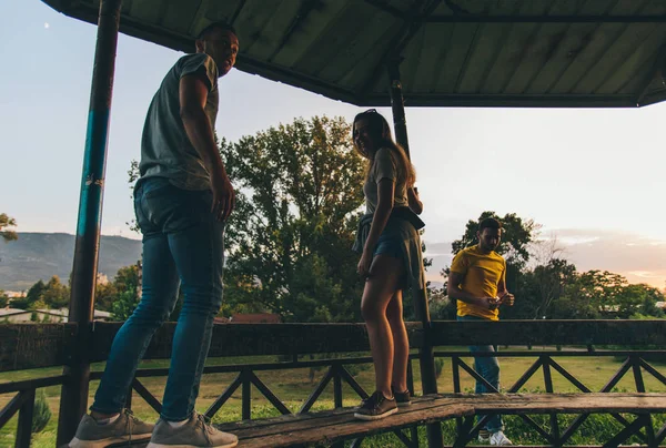 Amigos despreocupados jugando en el parque de la ciudad — Foto de Stock