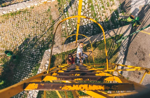 Люди карабкаются по металлической лестнице — стоковое фото